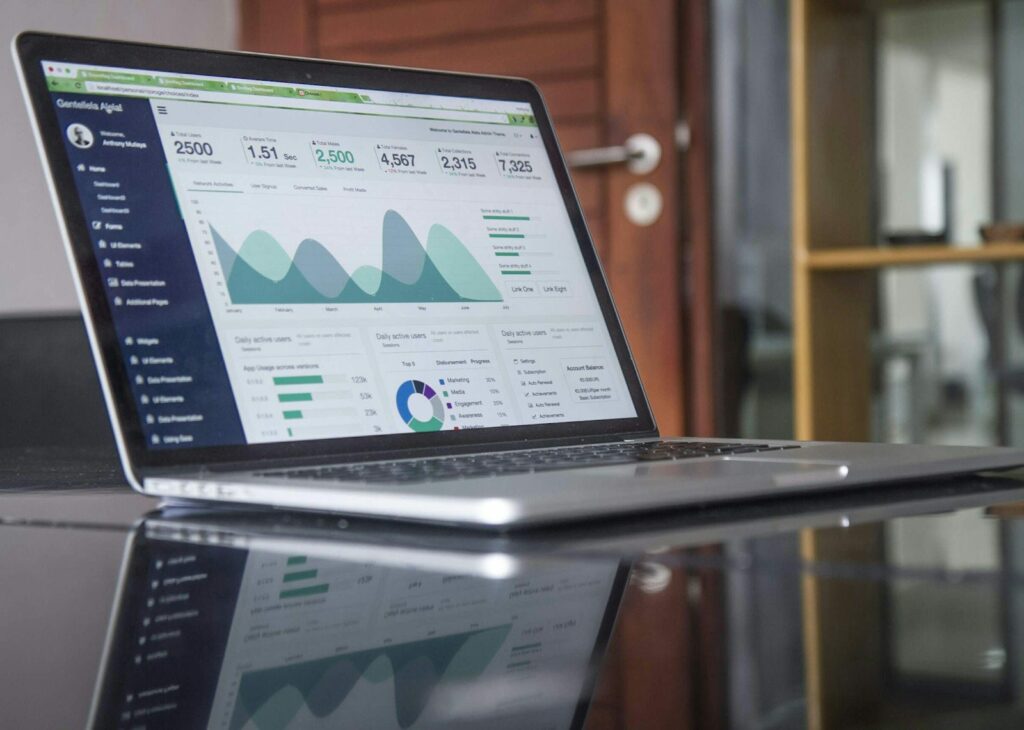 Personne analysant des rapports de diagnostic d'entreprise