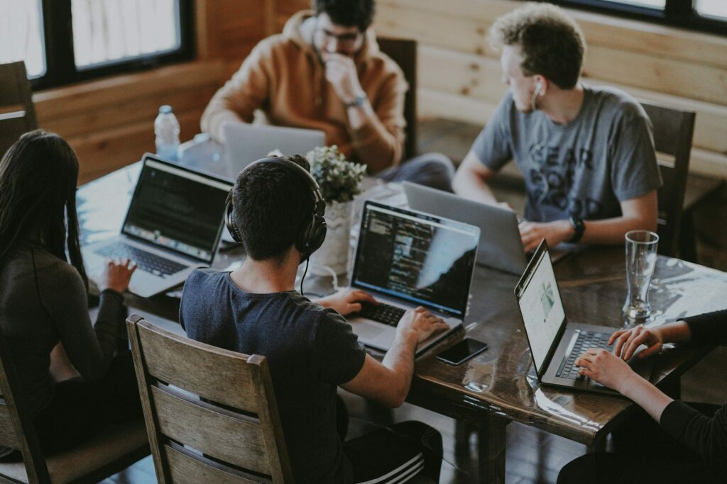 Équipe travaillant dans un espace de coworking