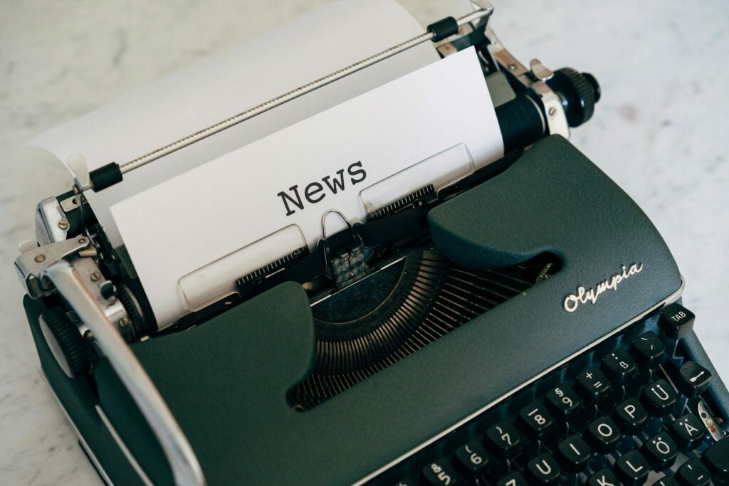Journal et café illustrant une parution presse