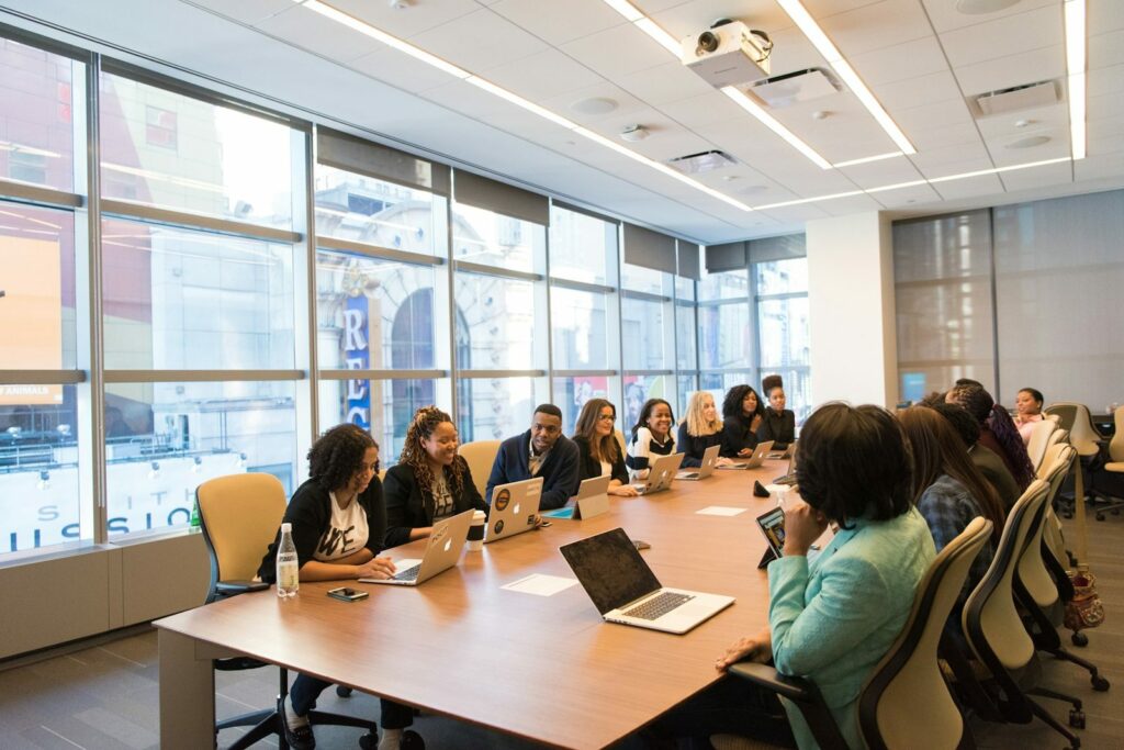 Femmes en réunion de travail symbolisant l'entrepreneuriat féminin